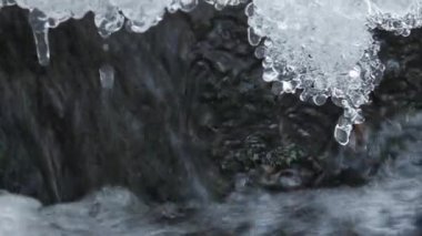 Donmuş dağ dere. Buz inşa altında çalışan dağ dere yakın çekim.