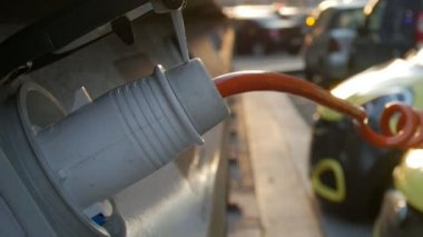 Küçük sarı elektro arabalar sokak istasyonu şarj. Yakın çekim.