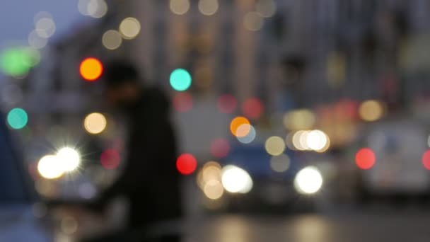 Miasta w nocy tło z samochodów. Z tła ostrości z miasta nieostre rozmazane światła. — Wideo stockowe