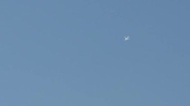 Uçak jet yüksek gökyüzü görünümü.