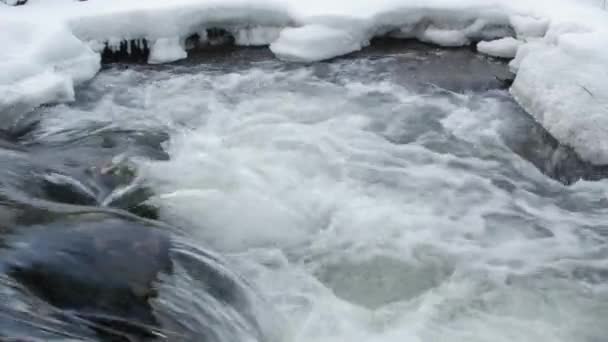 水流与白色和透明泡沫的特写. — 图库视频影像