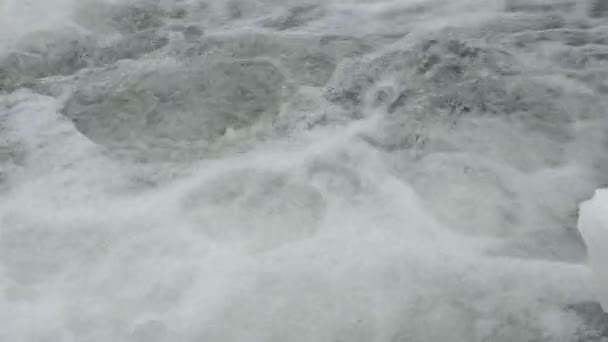 Zbliżenie na strumień wody z biały i przezroczyste pęcherzyki. — Wideo stockowe
