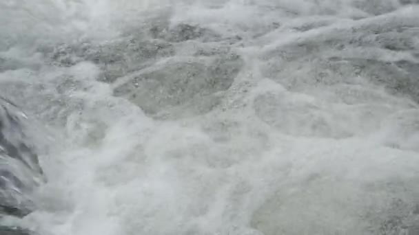 Primer plano del chorro de agua con burbujas blancas y transparentes . — Vídeo de stock