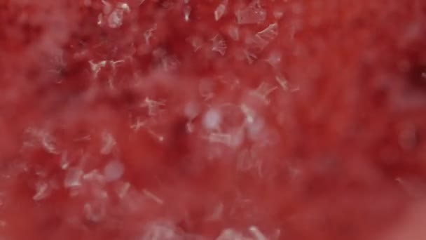Abstract beeld macro close-up, koken van rode vloeistof. Slow motion. — Stockvideo