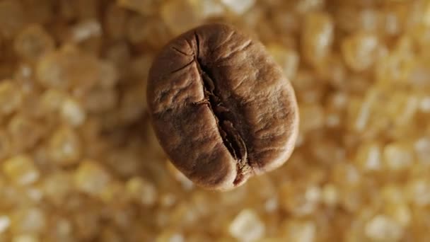 Grain de café brun sur cristaux de sucre brun doux, macro shot . — Video