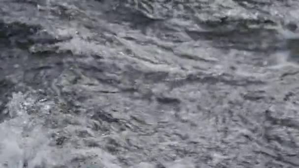 Närbild på vattenströmmen med vitt och transparent bubblor. — Stockvideo