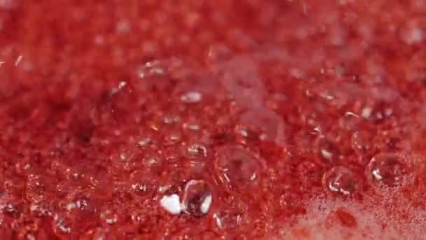 Bolle che crescono in denso liquido rosso facendo uno sfondo astratto . — Video Stock