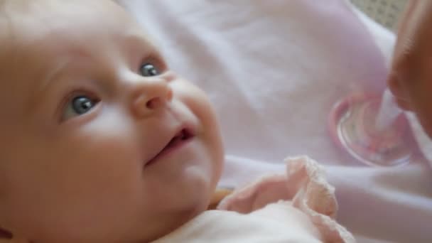 Porträt eines süßen Babys, das versucht zu kommunizieren. — Stockvideo