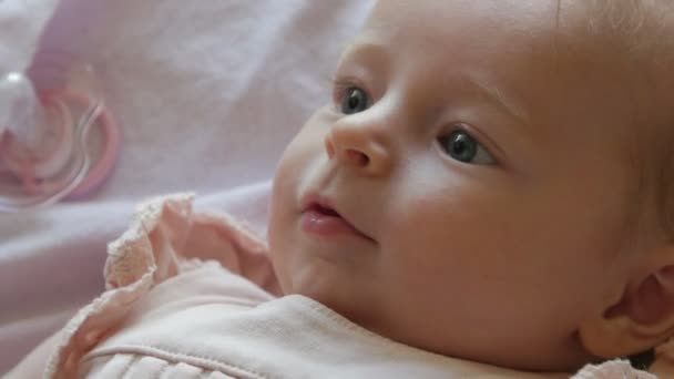 Portrait d'un bébé mignon qui essaie de communiquer . — Video