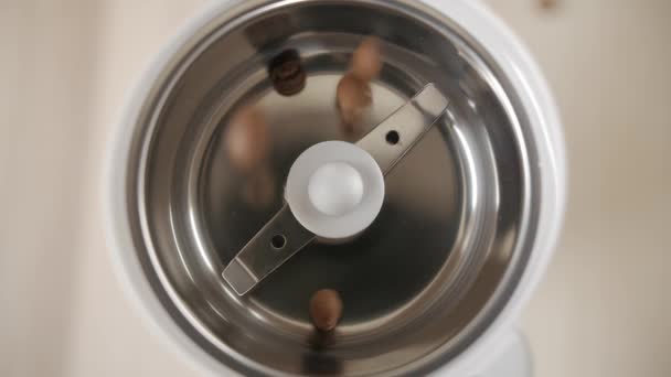 Kávová zrna nalil. Pražená zrnková káva nalije do mlýnek na kávu. Detail. — Stock video