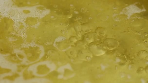Abstrakt kokande solid gul vätska, närbild ovanifrån. — Stockvideo