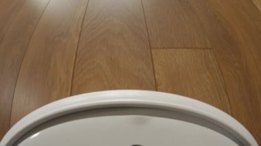 Temizlik hareketi birinci şahıs perspektifi içinde gösteren bir robot elektrik süpürgesi üzerinde kamera.