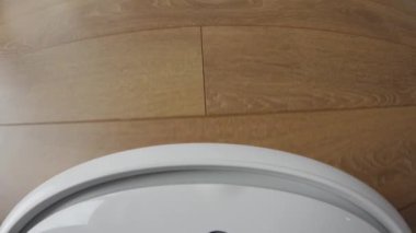 Temizlik hareketi birinci şahıs perspektifi içinde gösteren bir robot elektrik süpürgesi üzerinde kamera.
