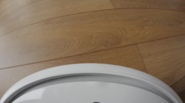 Temizlik hareketi birinci şahıs perspektifi içinde gösteren bir robot elektrik süpürgesi üzerinde kamera.