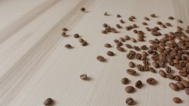 Kavrulmuş kahvenin üzerinde ahşap tahta dışarı dökülmesini