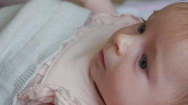 Mutlu üç aylık bebek kız yakın çekim.