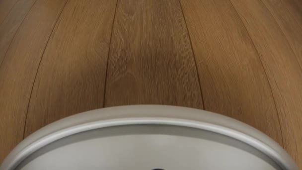청소기 1 인칭 관점에서 움직임을 보여주는 로봇 진공 청소기에 카메라. — 비디오