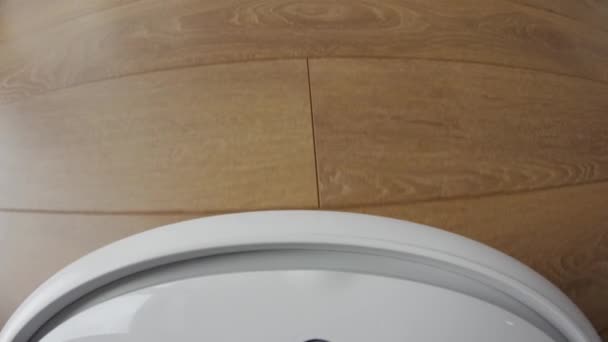 Κάμερα σε μια ηλεκτρική σκούπα ρομπότ να δείχνει τις καθαρίστριες κυκλοφορία σε πρώτο πρόσωπο προοπτική. — Αρχείο Βίντεο