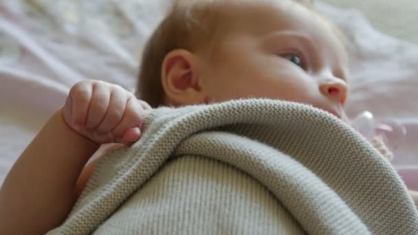 Pequeña mano de bebé de tres meses . — Vídeo de stock