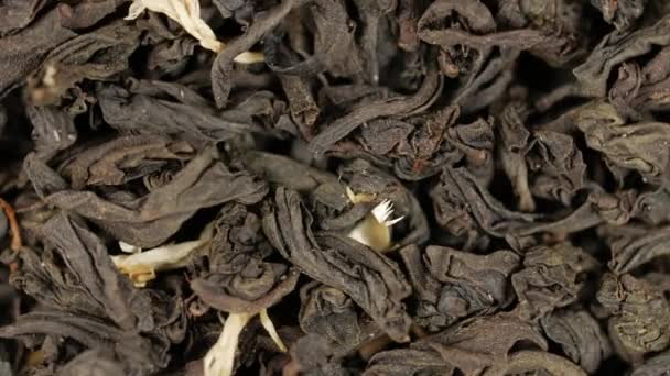 Zbliżenie liści czarnej herbaty. Rotacja pętli. — Wideo stockowe