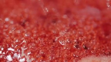 Kızılcık Reçeli yakın çekim kaynama pişirme eve.