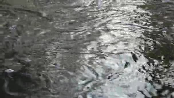 Close up colpo di flussi in esecuzione di acqua ghiacciata pulita . — Video Stock