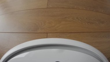 Temizlik hareketi birinci şahıs perspektifi içinde gösteren bir robot elektrik süpürgesi üzerinde kamera.