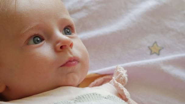 Portrait d'un bébé mignon qui essaie de communiquer . — Video