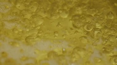 Katı sarı sıvı kaynama abstract, en iyi görünümü kapatın.