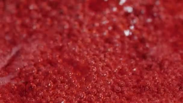 Bolhas subindo em líquido grosso e vermelho fazendo um fundo abstrato . — Vídeo de Stock