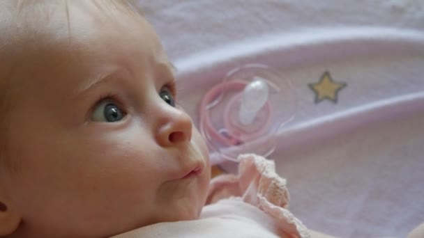 幸せな 3 か月の古い女の子の赤ちゃんのクローズ アップ. — ストック動画