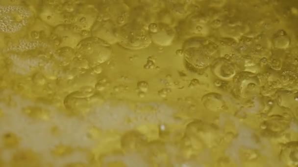 Astratto bollente solido liquido giallo, primo piano vista dall'alto . — Video Stock