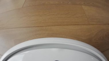 Temizlik hareketi birinci şahıs perspektifi içinde gösteren bir robot elektrik süpürgesi üzerinde kamera.