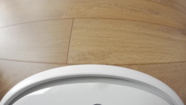 Egy robot porszívó mutatja a takarítók mozgás az első személyű perspektíva, a kamera. — Stock videók