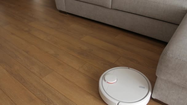 Vilnius, Lithuania, pada 21 Maret 2018. Tampilan atas pada robot vacuum cleaner debu sudut . — Stok Video