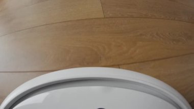 Temizlik hareketi birinci şahıs perspektifi içinde gösteren bir robot elektrik süpürgesi üzerinde kamera.