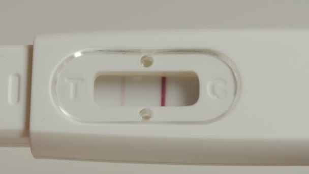 Pozitivní těhotenský test v rukou. Extrémně detailní záběr. — Stock video