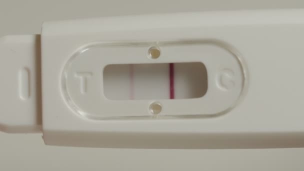 Θετικό τεστ εγκυμοσύνης στα χέρια. Εξαιρετικά κοντινό. — Αρχείο Βίντεο