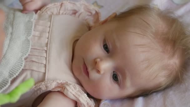 Petit bébé souriant avec un jouet. Bébé heureux jouant avec jouet suspendu . — Video