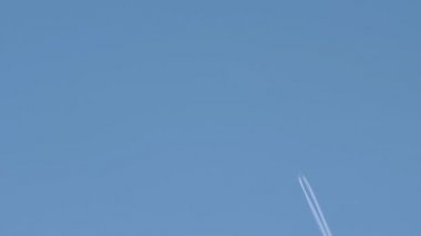 Beyaz bir iz bırakarak jet uçağı yüksek gökyüzünde,.