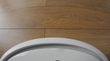 Temizlik hareketi birinci şahıs perspektifi içinde gösteren bir robot elektrik süpürgesi üzerinde kamera.