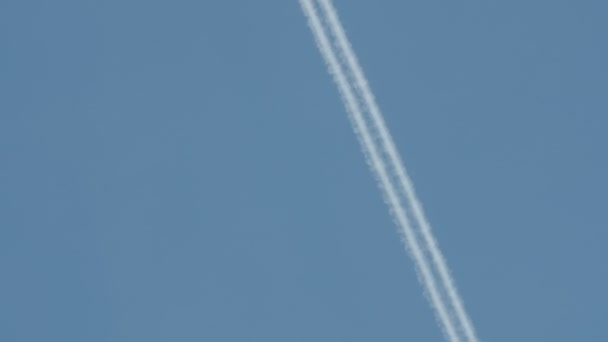 Αεριωθούμενο αεροπλάνο ψηλά στον ουρανό, αφήνοντας ένα λευκό μονοπάτι. — Αρχείο Βίντεο