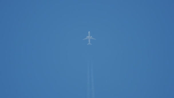 Pollution aérienne dans le ciel, trace blanche de vapeur le jour . — Video