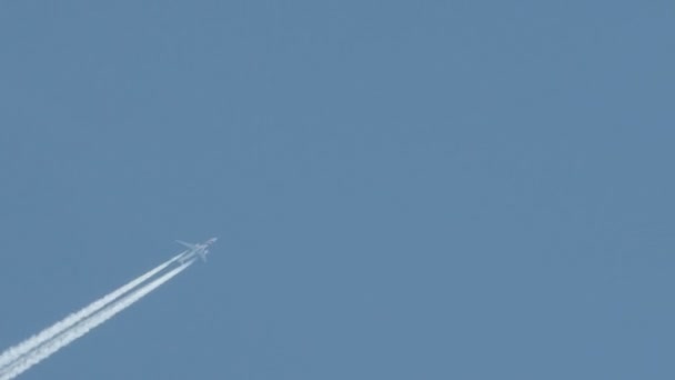 Contaminación aérea en el cielo, trazas blancas de vapor durante el día . — Vídeo de stock