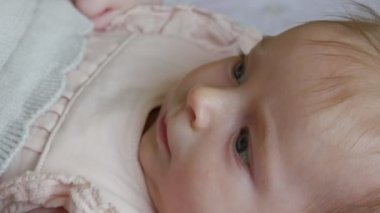 Mutlu üç aylık bebek kız yakın çekim.