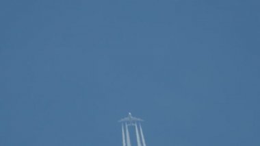 Uçak uçuş, mavi gökyüzü, beyaz bir şerit yapmak bir contrail aradım, iz veya buhar iz Daralt.