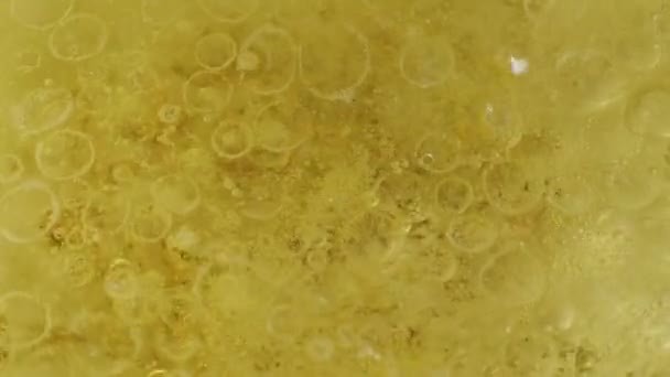 Liquide jaune solide bouillant abstrait, vue de dessus rapprochée . — Video