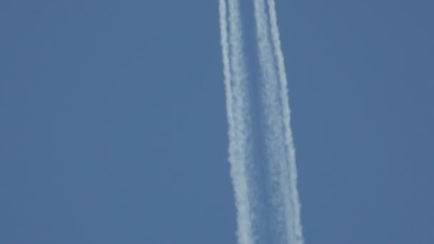 Concetto di scie chimiche, su un aereo . — Video Stock