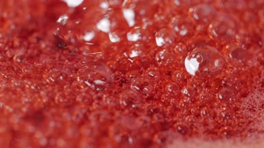 Kızılcık Reçeli yakın çekim kaynama pişirme eve.