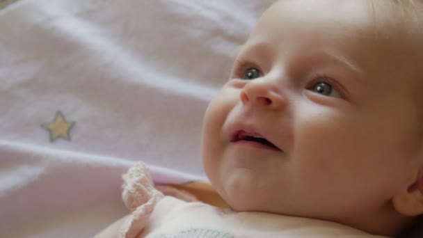 Porträtt av en söt baby som försöker kommunicera. — Stockvideo